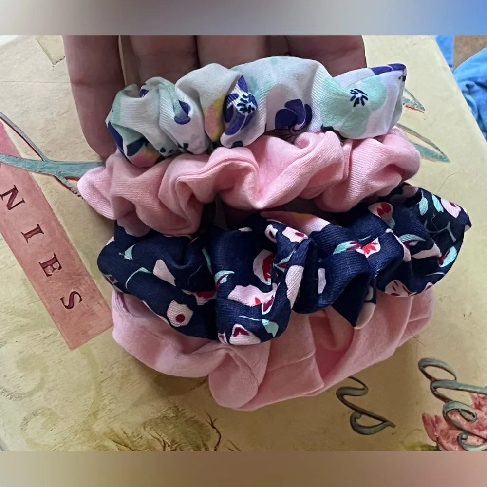 NWT Scunci 4 Piece Pinks & Blues Scrunchies